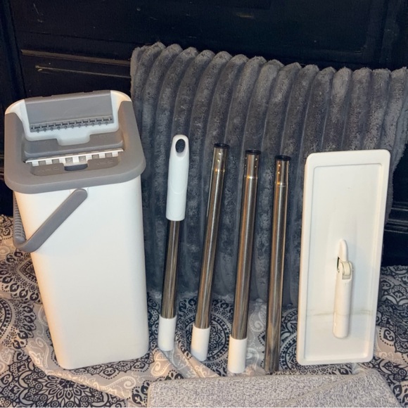 Self-Wringing Flat Mop Bucket System – Dual Chamber + Pads) - Picture 6 of 10